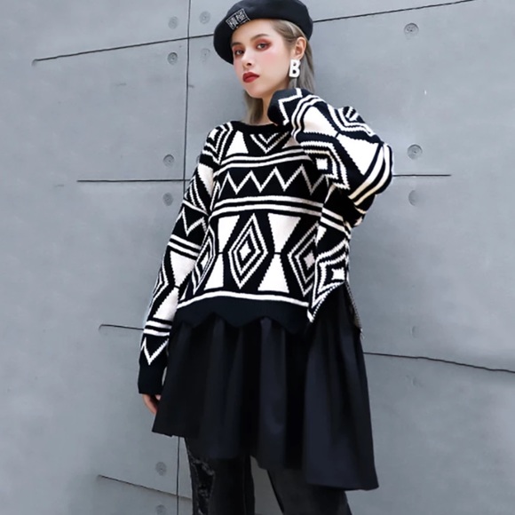 The Ronelah Abstract Tail Sweater - Picture 4 of 8